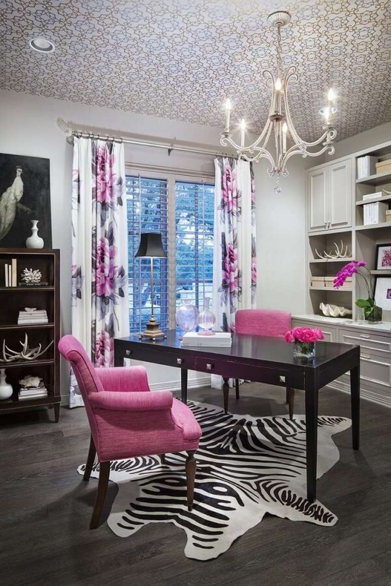 51. Escrivaninha preta e poltronas na cor rosa encantam a decoração desse ambiente. Fonte: Pinterest