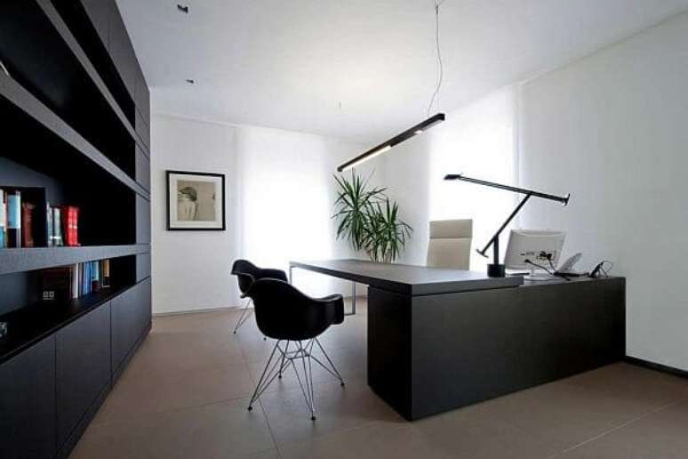 52. Escrivaninha preta em formato em L com design moderno. Fonte: Pinterest