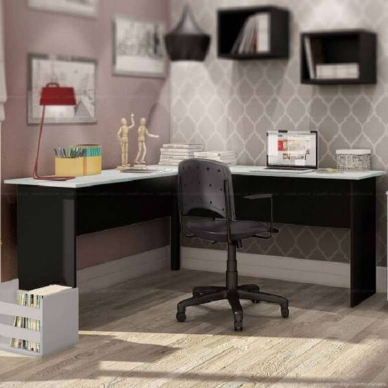 7. Escrivaninha preta em l com tampo de vidro e gavetas. Fonte: Doce Obra