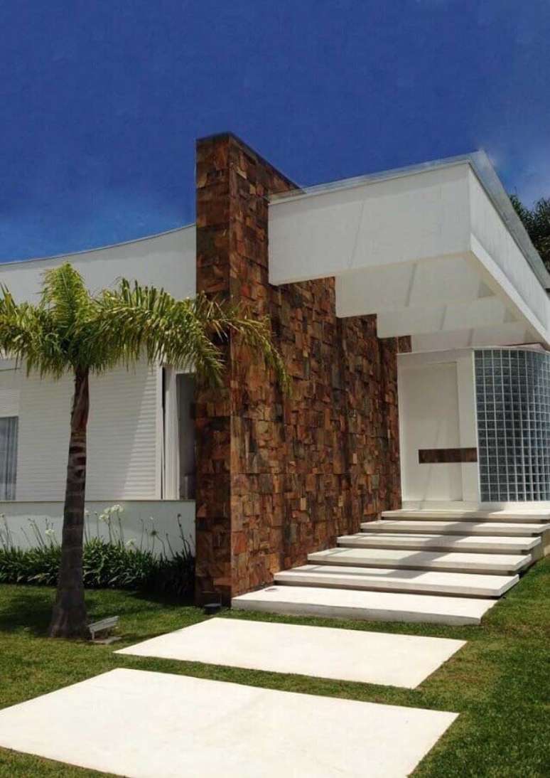 4. O revestimento pedra ferro fachada garantiu um toque mais moderno à arquitetura – Foto Pinosy