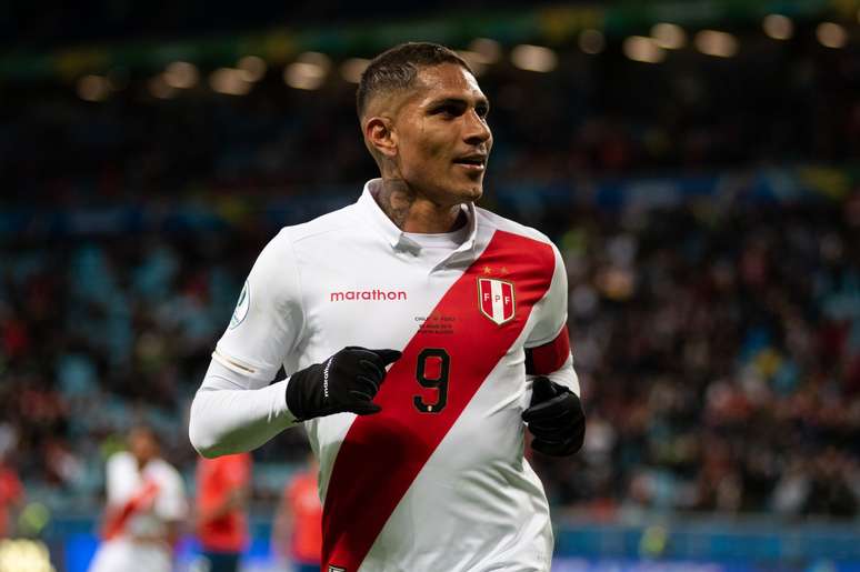 Paolo Guerrero marca o terceiro gol para o Peru, durante partida entre Chile x Peru, válida pela segunda semifinal da Copa América 2019, na arena do Grêmio