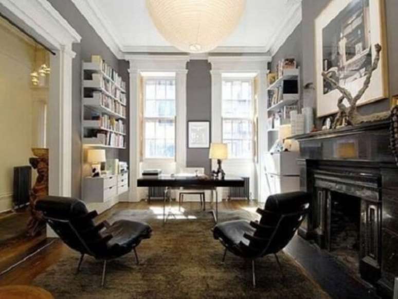 39. Home office com decoração elegante dispõe da presença de uma mesa preta e poltronas na mesma tonalidade. Fonte: Pinterest