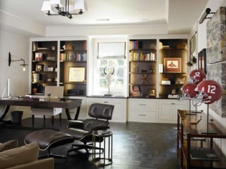 40. Home office com mesa preta e estantes embutidas com luzes. Fonte: Pinterest