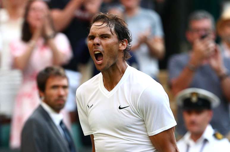 O espanhol Rafael Nadal comemora a vitória em sua partida na segunda rodada de Wimbledon contra o australiano Nick Kyrgios