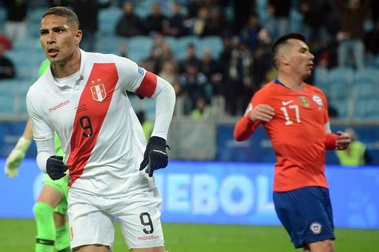 Paolo Guerrero comemora seu gol na vitória por 3 a a 0 do Peru sobre o Chile