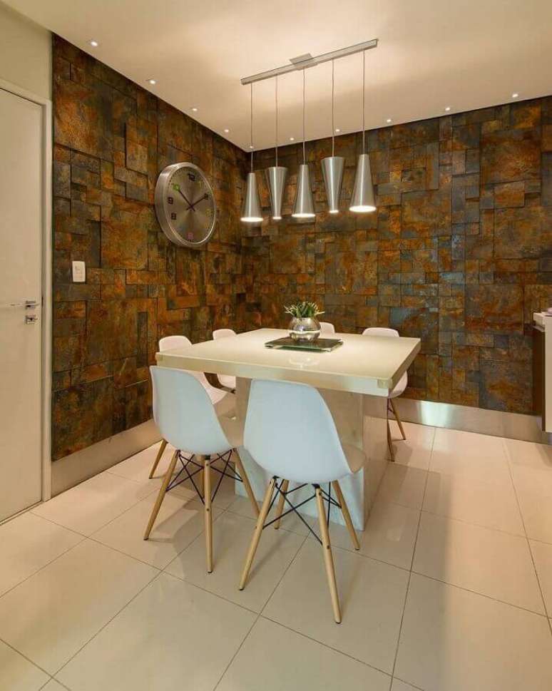 43. Revestimento pedra ferro para sala de jantar com mesa quadrada pequena &ndash; Foto: Homify