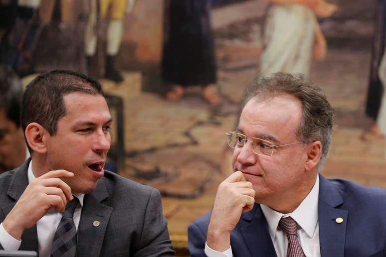 Deputados Marcelo Ramos e Samuel Moreira conversam durante reunião da comissão da Previdência
04/07/2019
REUTERS/Adriano Machado