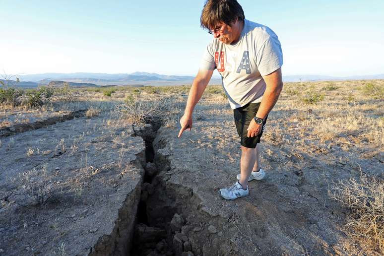 Homem observa fissura aberta por terremoto em deserto da Califórnia
04/07/2019
REUTERS/David McNew