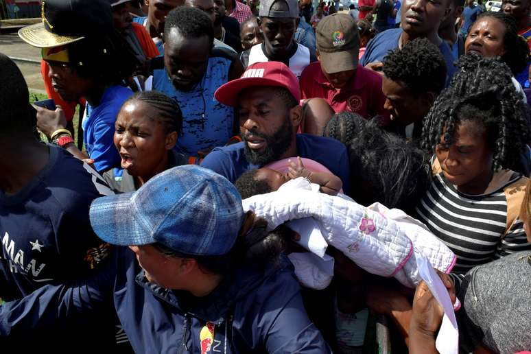Migrante de Camarões carrega bebê  ao tentar ingressar em centro de atendimento a imigrantes em Tapachula, no México
27/06/2019
REUTERS/Jose Torres