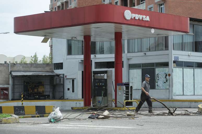 Um homem passa por um posto de gasolina fechado da petroleira estatal venezuelana PDVSA em San Cristobal. 
REUTERS/Carlos Eduardo Ramirez
17/05/2019