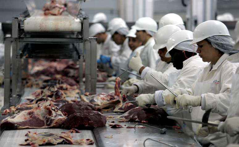 Processamento de carne bovina em São Paulo 
09/09/2005
REUTERS/Paulo Whitaker