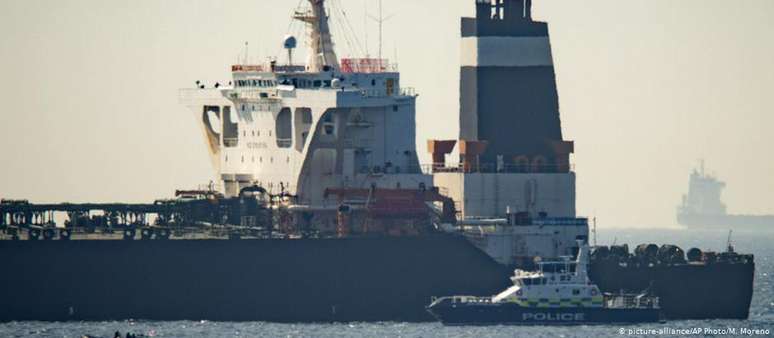 Barco da Marinha Real Britânica interceptou petroleiro iraniano próximo a Gibraltar