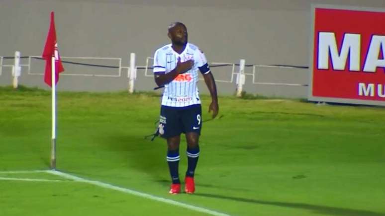 Vagner Love comemora o gol feito no primeiro tempo (Reprodução)