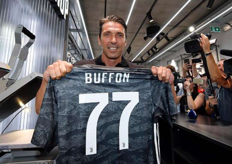 Buffon escolheu o número 77 (Foto: Reprodução)