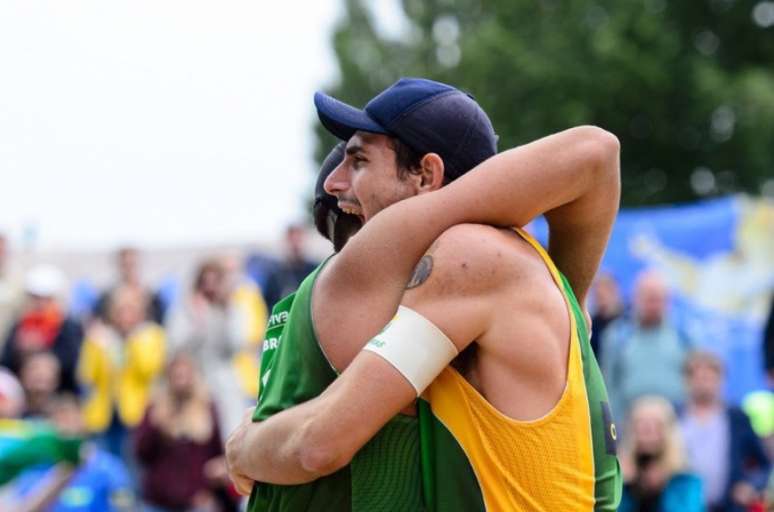 Dupla brasileira conquista vaga às quartas de final do Mundial de vôlei de praia (Foto: Divulgação/FIVB)