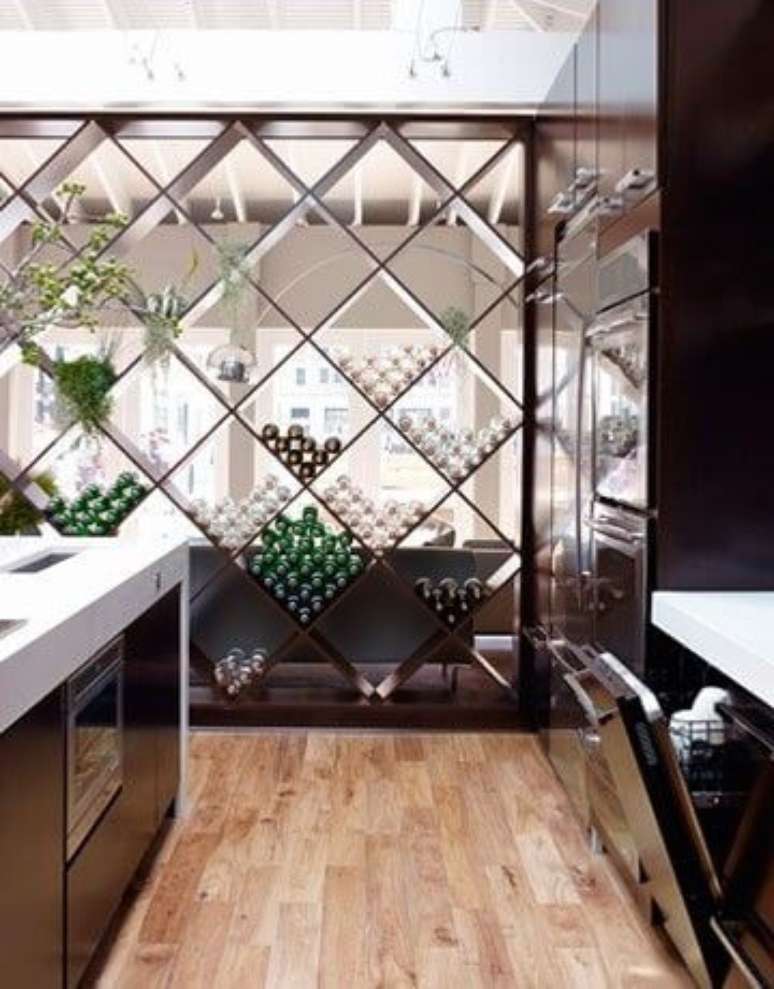 32. Adega de madeira na cozinha em formato geométrico – Por: Revista Viva Decora