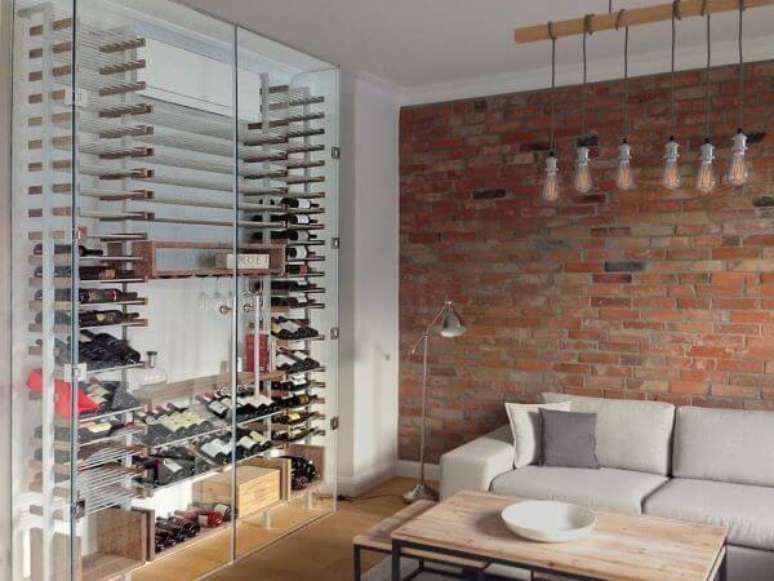 44. Adega de madeira rústica para vinhos na sala de estar com porta de vidro – Por: Viva Decora