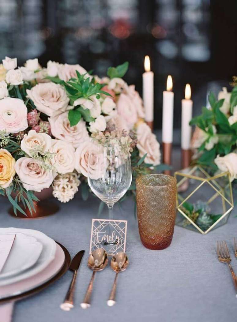 12. Arranjo de rosas para enfeite de mesa para casamento simples – Foto: Lemiga Events