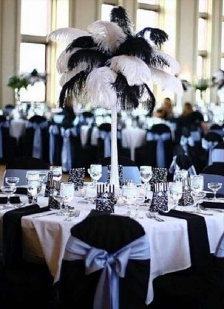 13. Decoração em preto e branco com enfeite de mesa para casamento – Foto: Pinterest