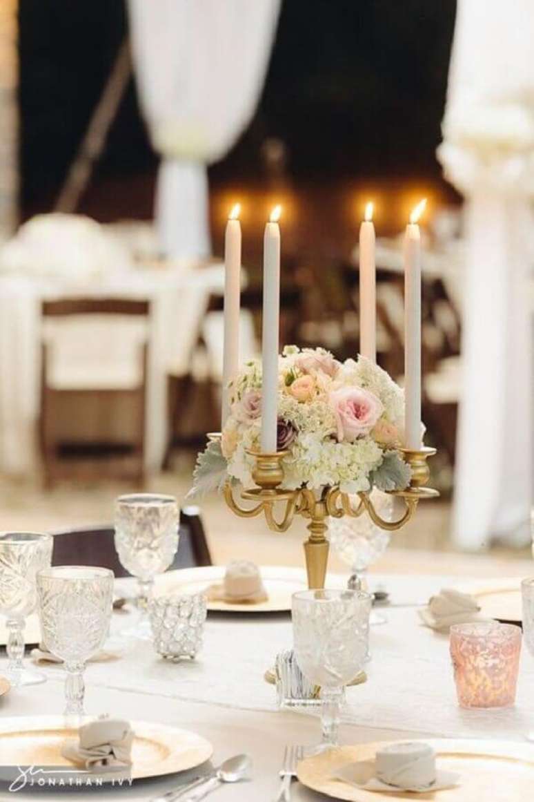 16. Delicado enfeite de mesa para casamento com castiçal dourado e arranjo de rosas – Foto: Pinterest