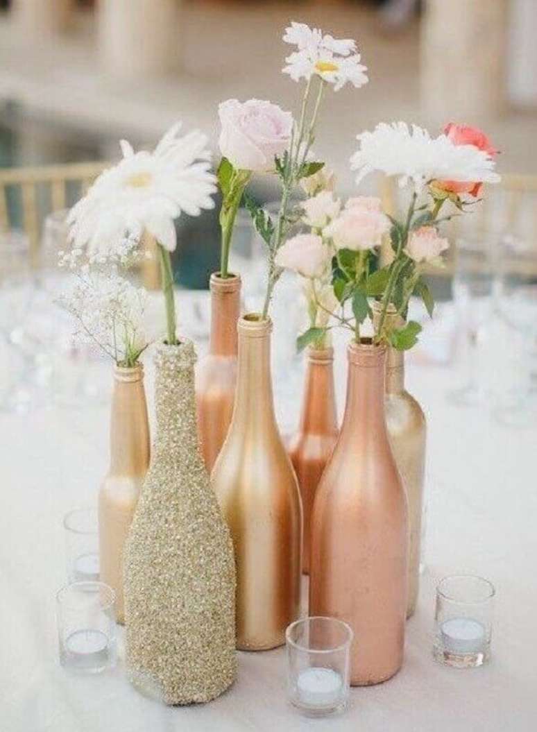 17. Delicados enfeites de mesa para casamento com garrafas de vidro personalizadas – Foto: Cassidy Lucille