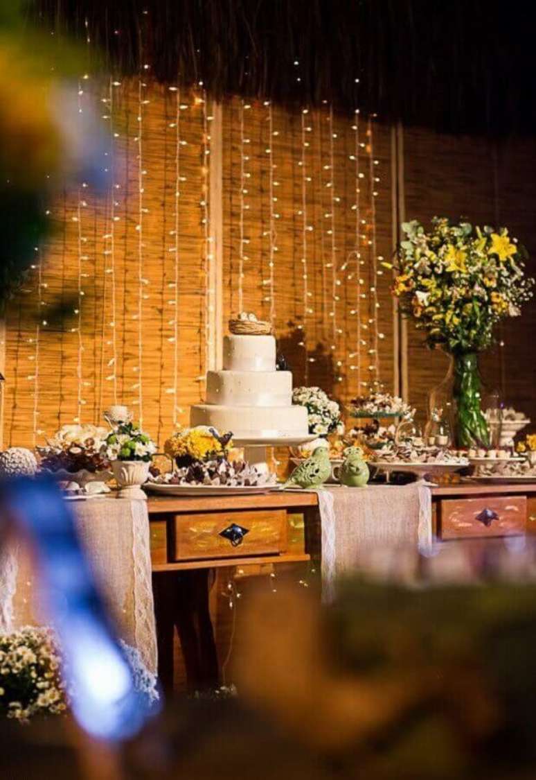 9. Decoração para mesa de casamento rústico com cortina de luz – Foto: Meu Casamento