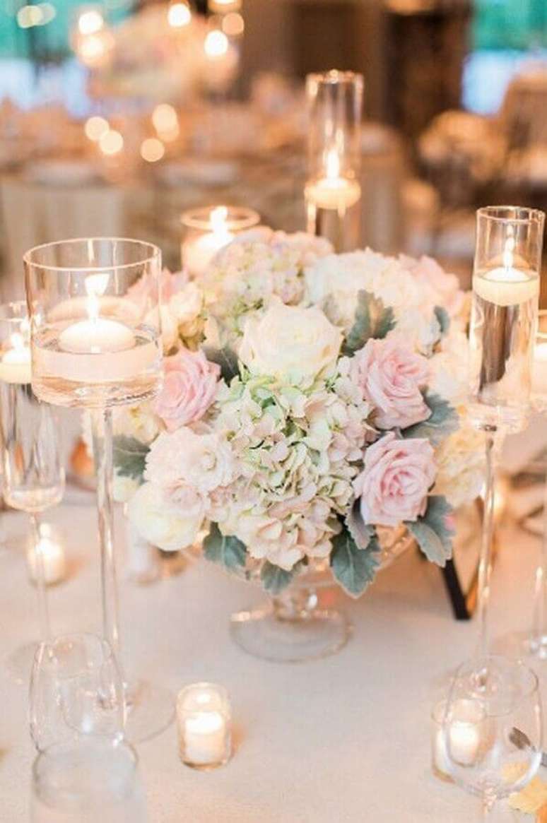 24. Invista em arranjo de rosas como enfeite de mesa para casamento simples – Foto: Hasshe