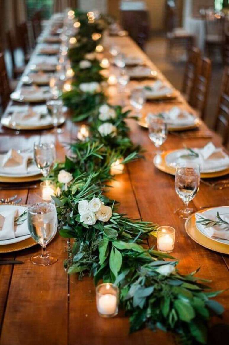 26. Decoração com enfeite de mesa para casamento rústico com folhagens e velas – Foto: Etsy