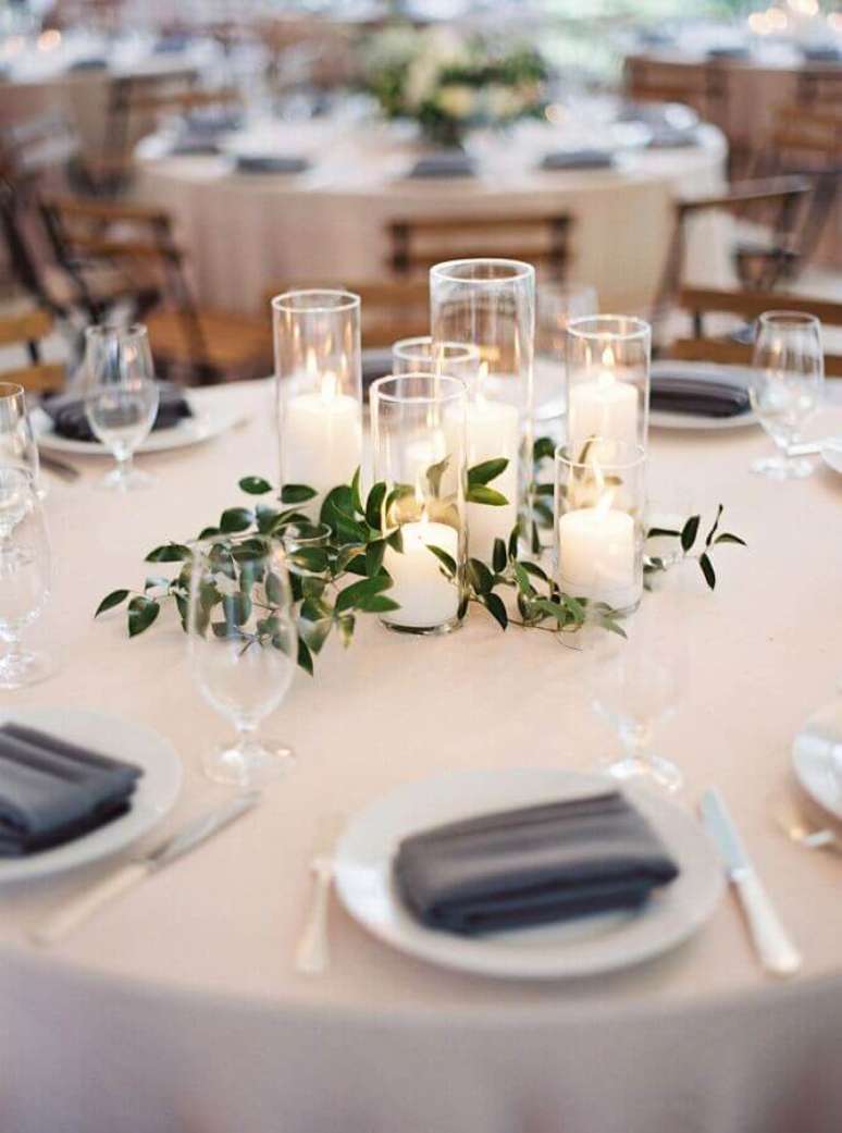 4. Decoração clean com enfeites de mesa para casamento fácil de fazer com velas e folhas – Foto: VittnerPartner