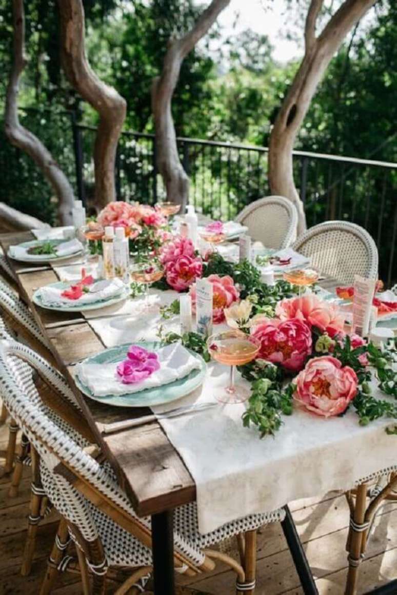 29. Enfeite de mesa para casamento rústico com arranjo de flores e folhagens – Foto: Loris Decoration