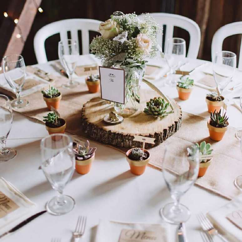 7. Invista em tábuas de madeira para os seu enfeite de mesa para casamento rústico – Foto: iCasei