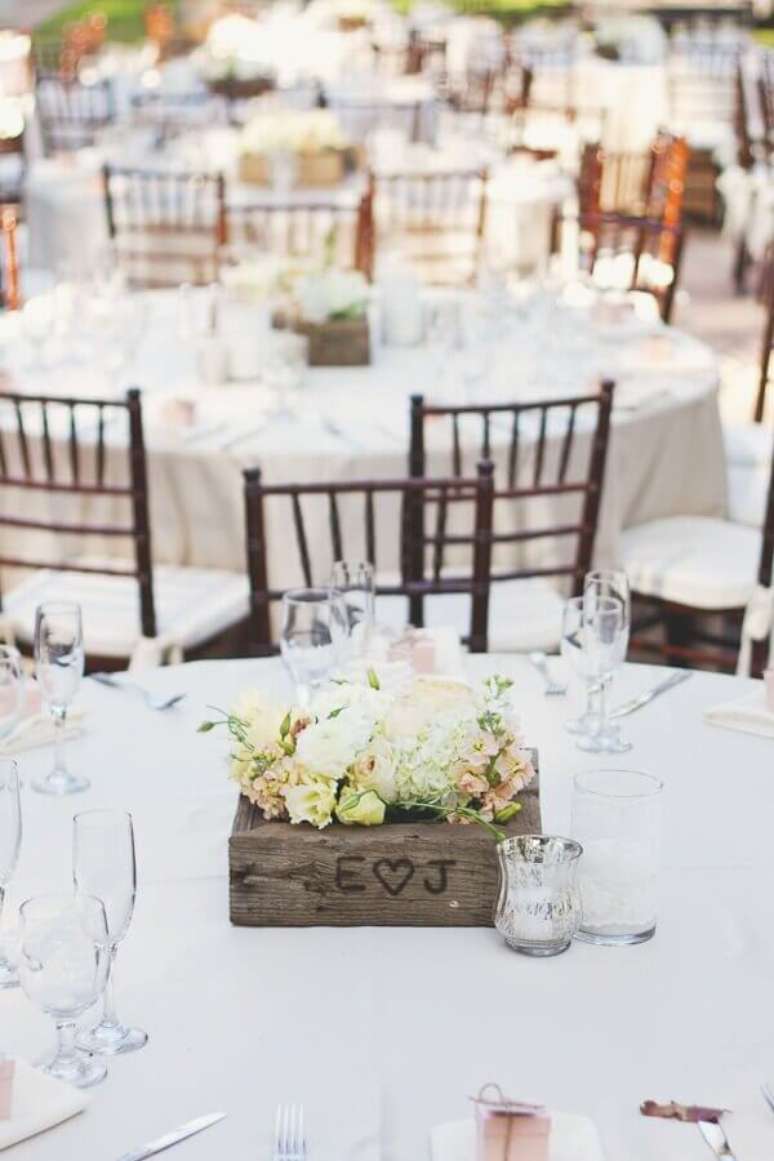 5. Invista em delicados arranjos de enfeite de mesa para casamento simples – Foto: Elizabeth Anne Designs