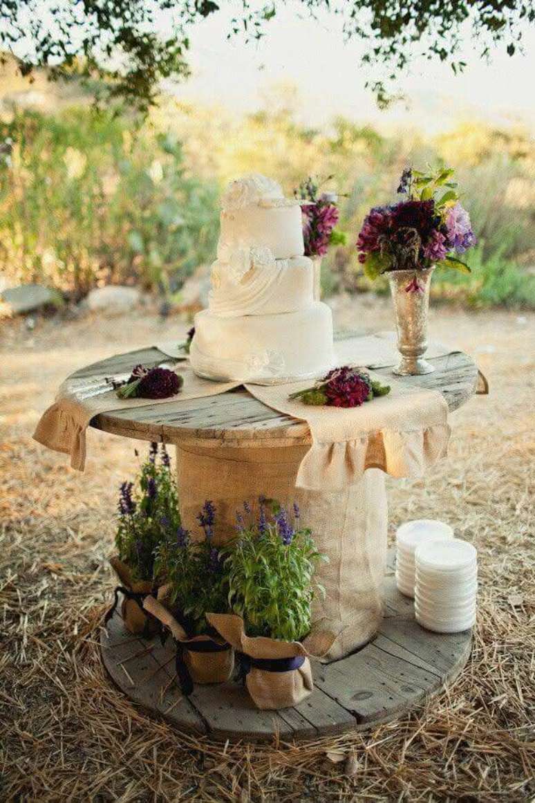 36. A mesa do bolo também precisa ter enfeites para mesa de casamento – Foto: My Amazing Things