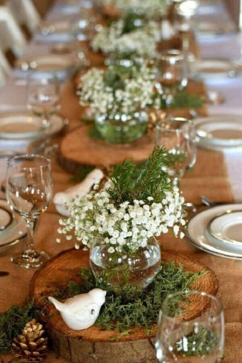 37. Enfeite de mesa para casamento rústico com tábuas de madeira e vasinhos de vidro – Foto: Blog de Boda