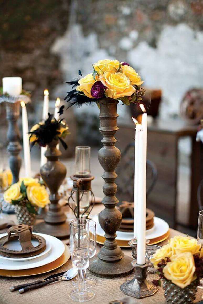 39. Invista em castiçais antigos para a decoração com enfeite de mesa para casamento rústico – Foto: Apropos Creations