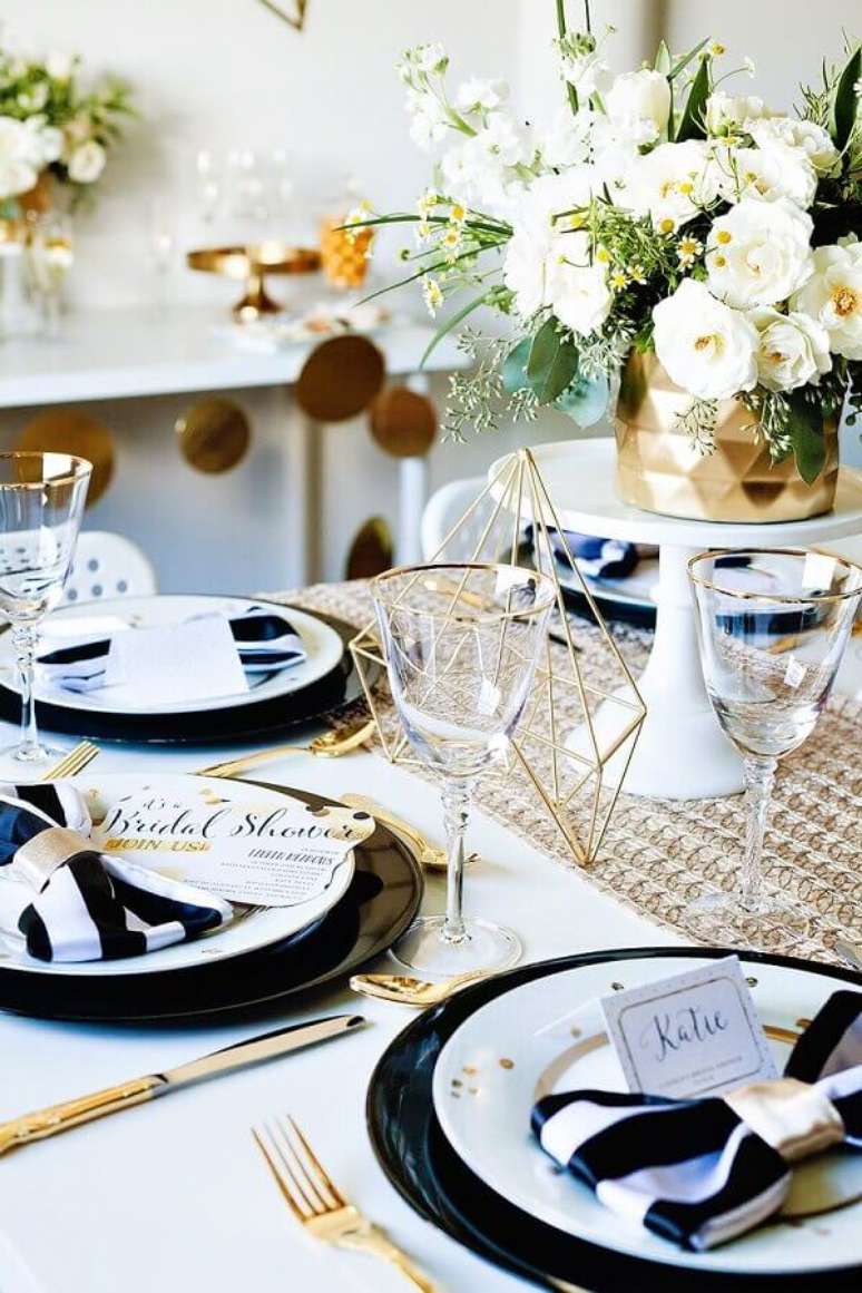 43. Decoração minimalista e sofisticado com enfeites de casamento para mesa de convidados com flores brancas e detalhes em dourado – Foto: Weddbook
