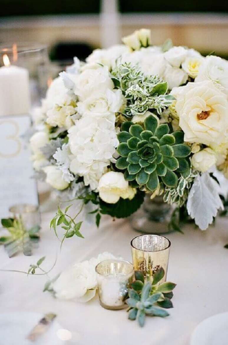 47. Enfeites de casamento para mesa de convidados com arranjo de flores brancas e suculentas – Foto: Assetproject