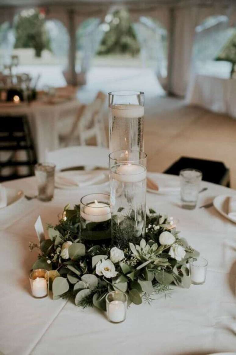 44. Velas também são muito usadas como enfeites para mesa de casamento – Foto: Wedding Ideas