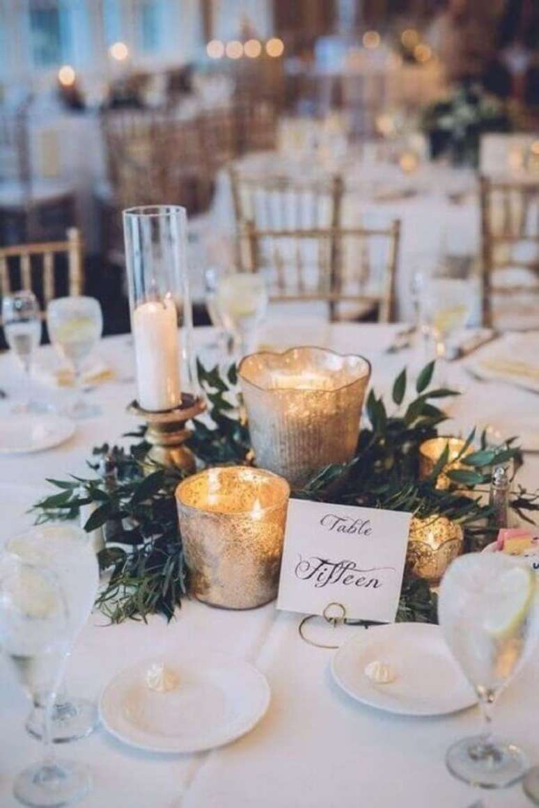 51. Decoração com enfeite de mesa para casamento fácil de fazer com velas e folhas – Foto: Party Decoration Ideas