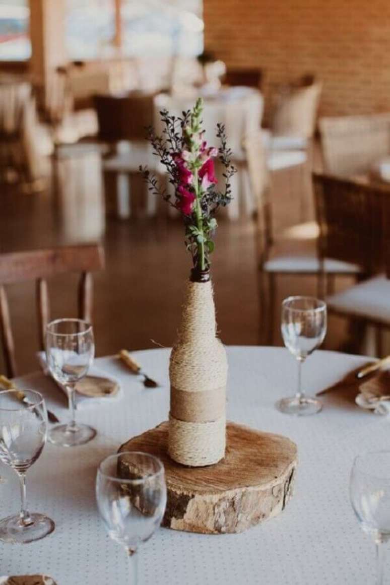 54. Garrafas são ótimas para fazer enfeite de mesa para casamento fácil de fazer – Foto: Guia Noiva Online