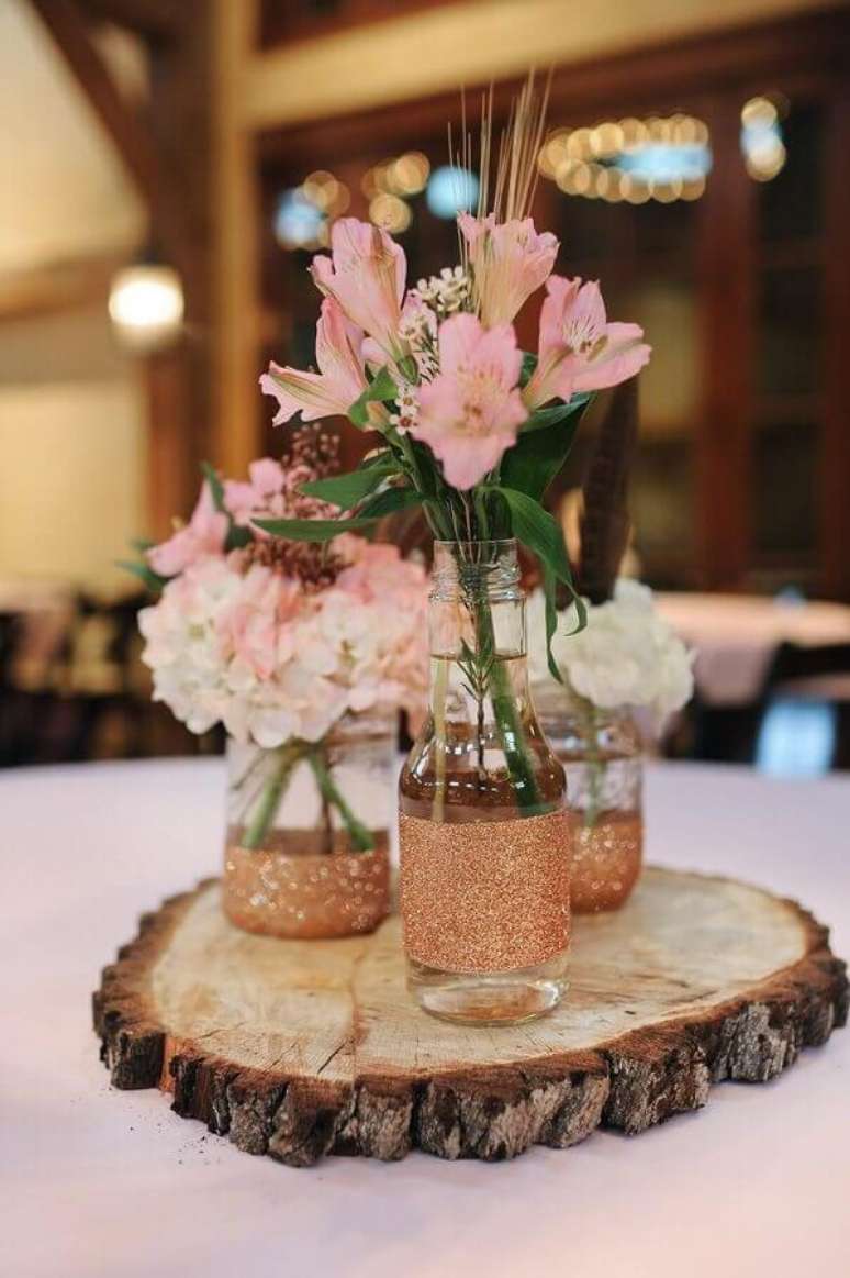 55. Ideia de enfeite de mesa para casamento simples com tábua de madeira e garrafas de vidro – Foto: Pinterest