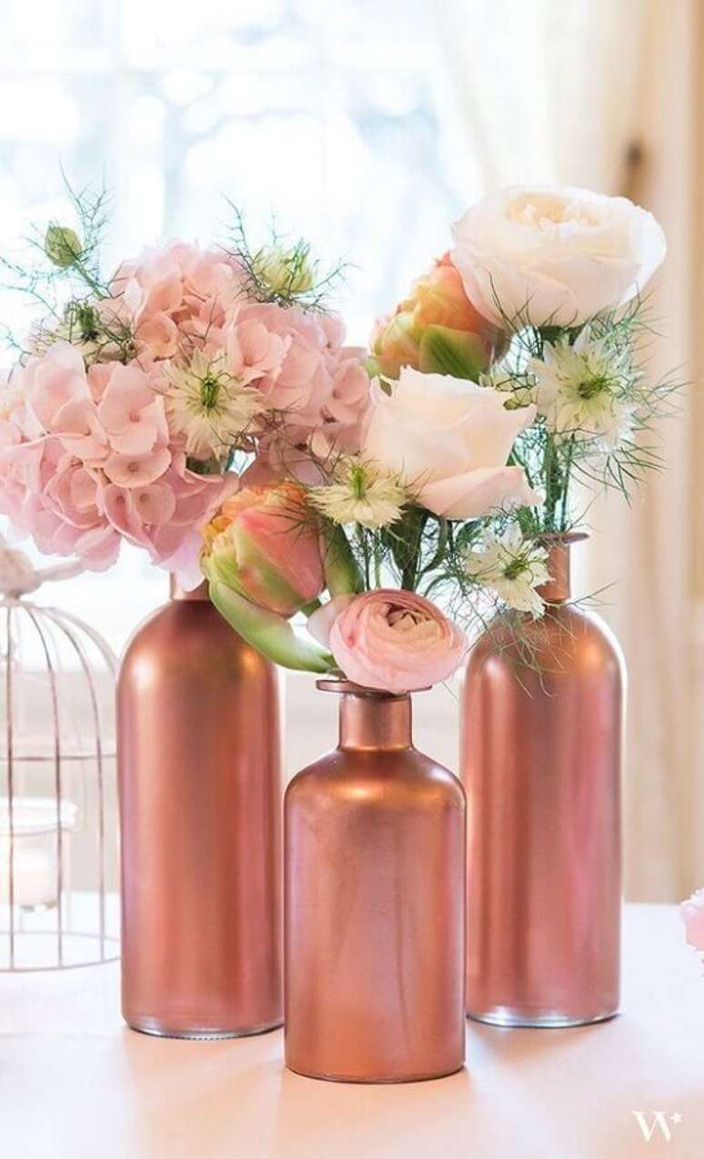 3. Enfeites de mesa para casamento com garrafas de vidro são opções fáceis e baratas de fazer – Foto: Pinterest
