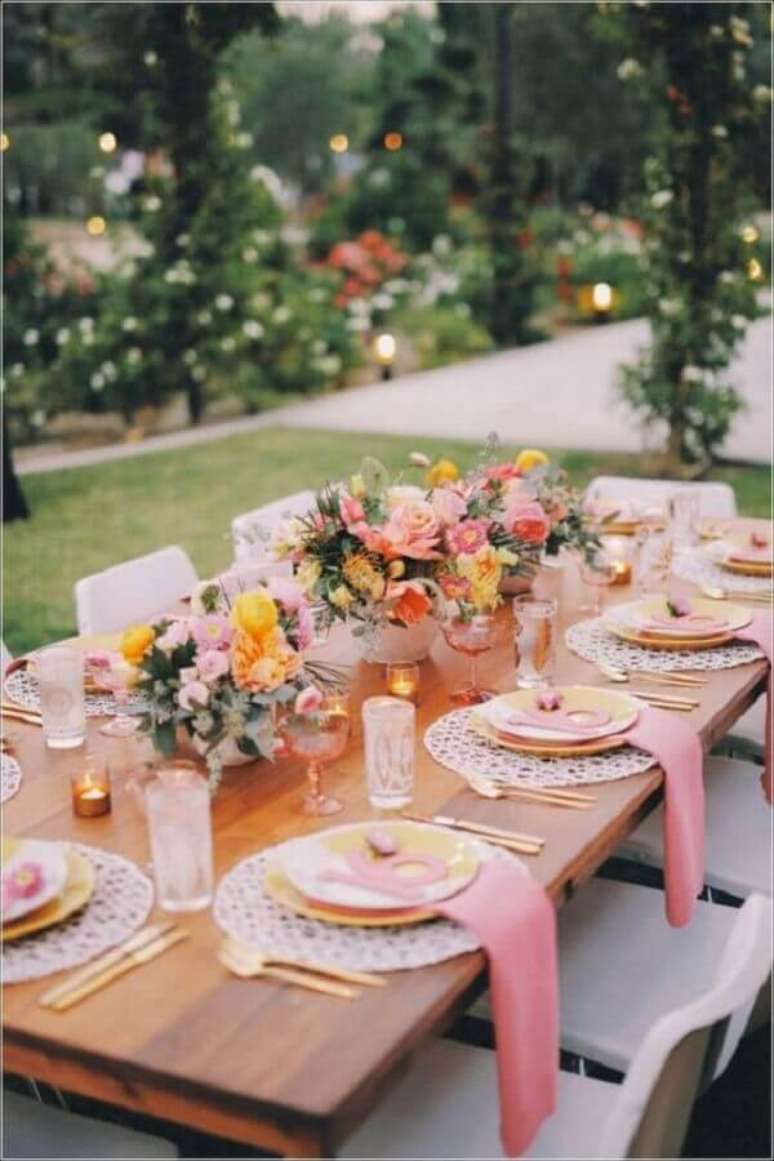 58. Enfeite de mesa para casamento simples ao ar livre com arranjo de flores – Foto: Pinosy