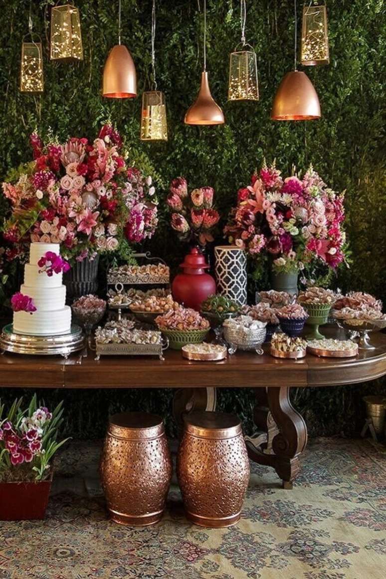59. Linda decoração com enfeites para mesa de casamento com bolo 4 andares e arranjo de rosas – Foto: Pinterest