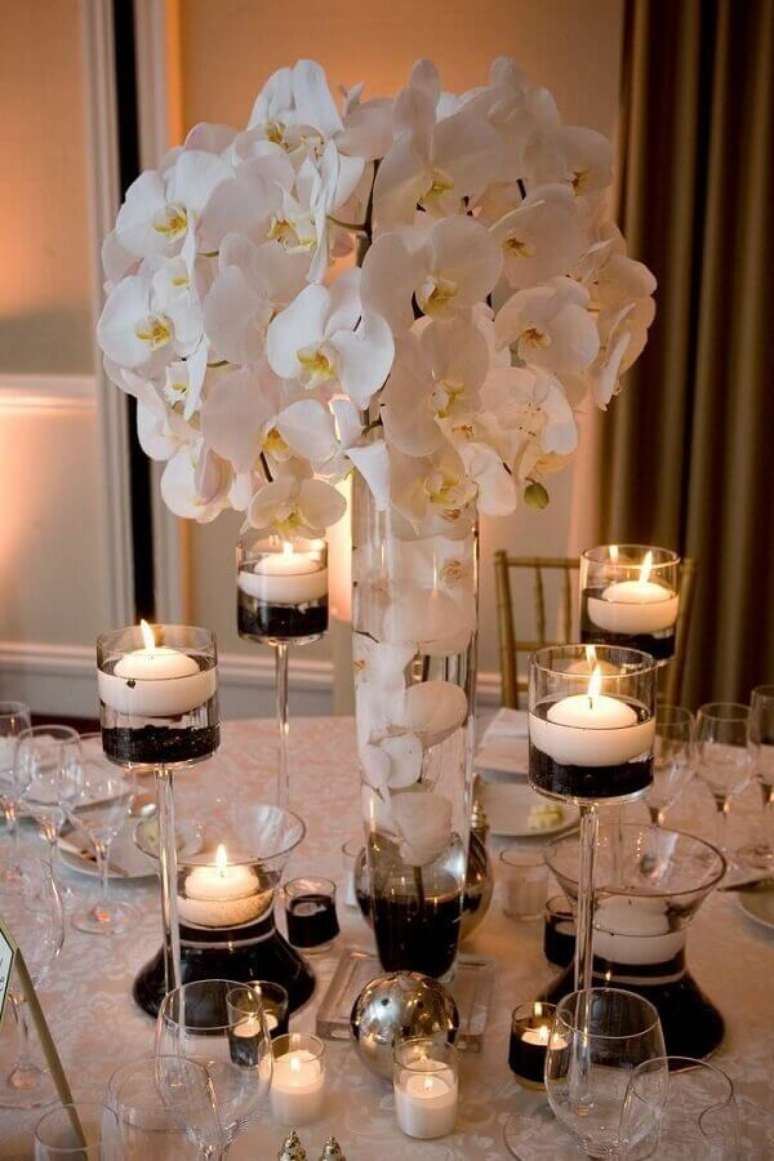 61. Orquídeas brancas são ótimas para enfeites para mesa de casamento bem sofisticado – Foto: Why Santa Claus