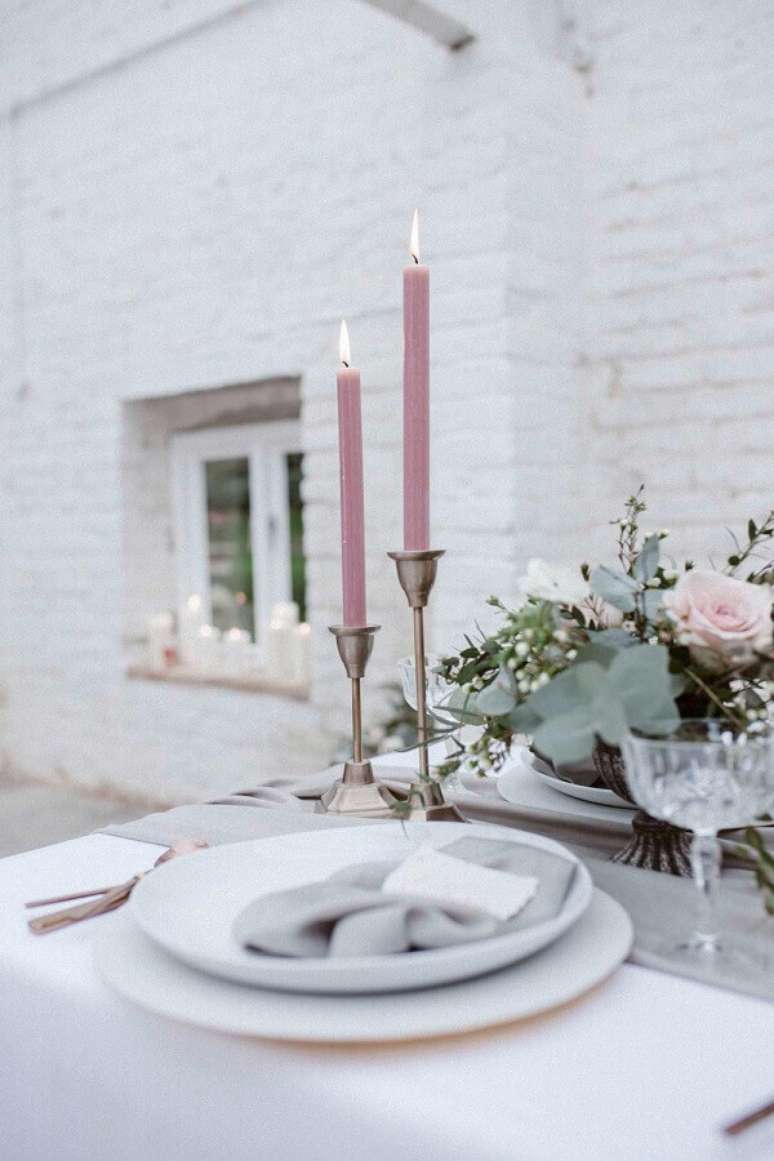 62. Ideia de decoração com enfeite de mesa para casamento simples com castiçais e arranjos de flores – Foto: Rock My Wedding