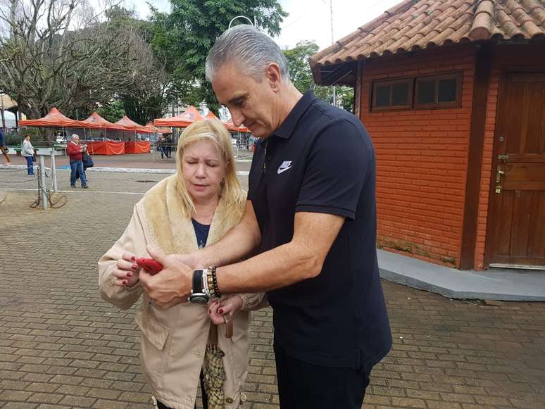 Tite ajuda aposentada a tirar foto