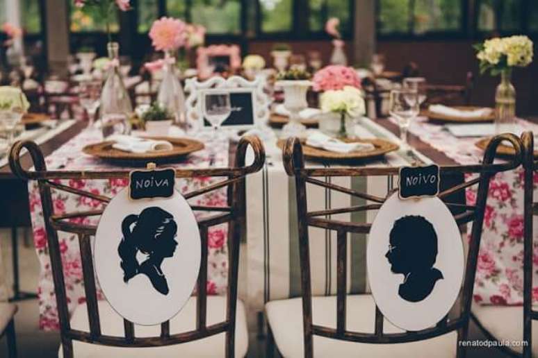 15. Personalize as plaquinhas de casamento das cadeiras dos noivos com a imagem de cada um. Fonte: Casando com Amor