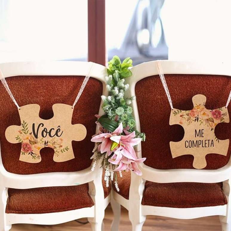 55. Plaquinhas de casamento criativa de quebra-cabeça para cadeira dos noivos. Foto por Chic no Último