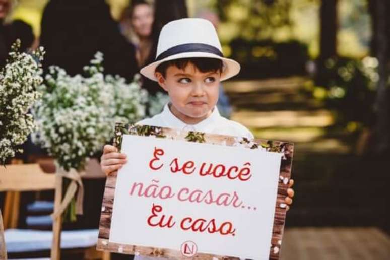 4. Plaquinhas de casamento divertida para a entrada da noiva. Fonte: Meu Casamento